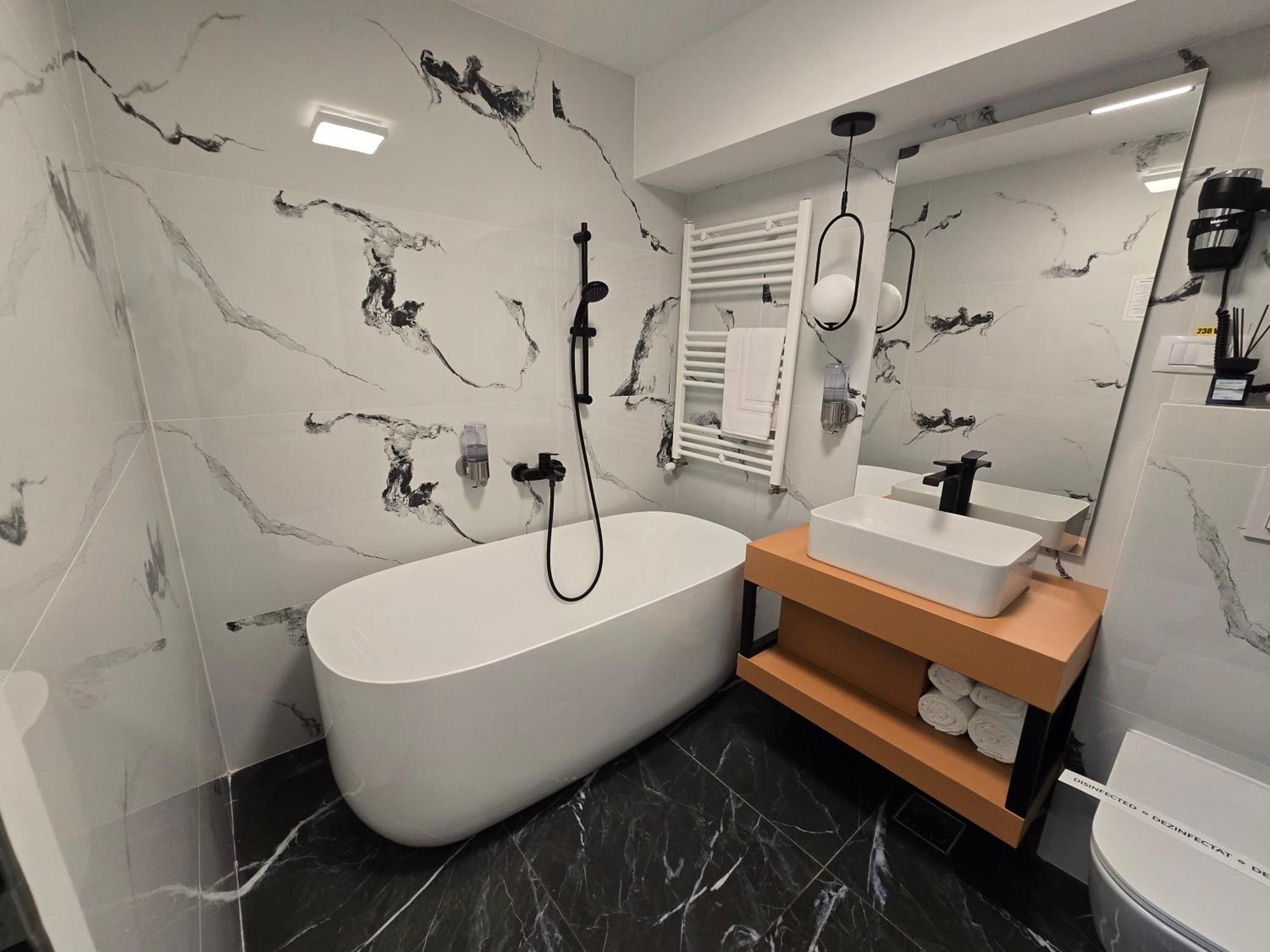 Monarc Boutique Aparthotel - Self Check-In Visan Екстериор снимка